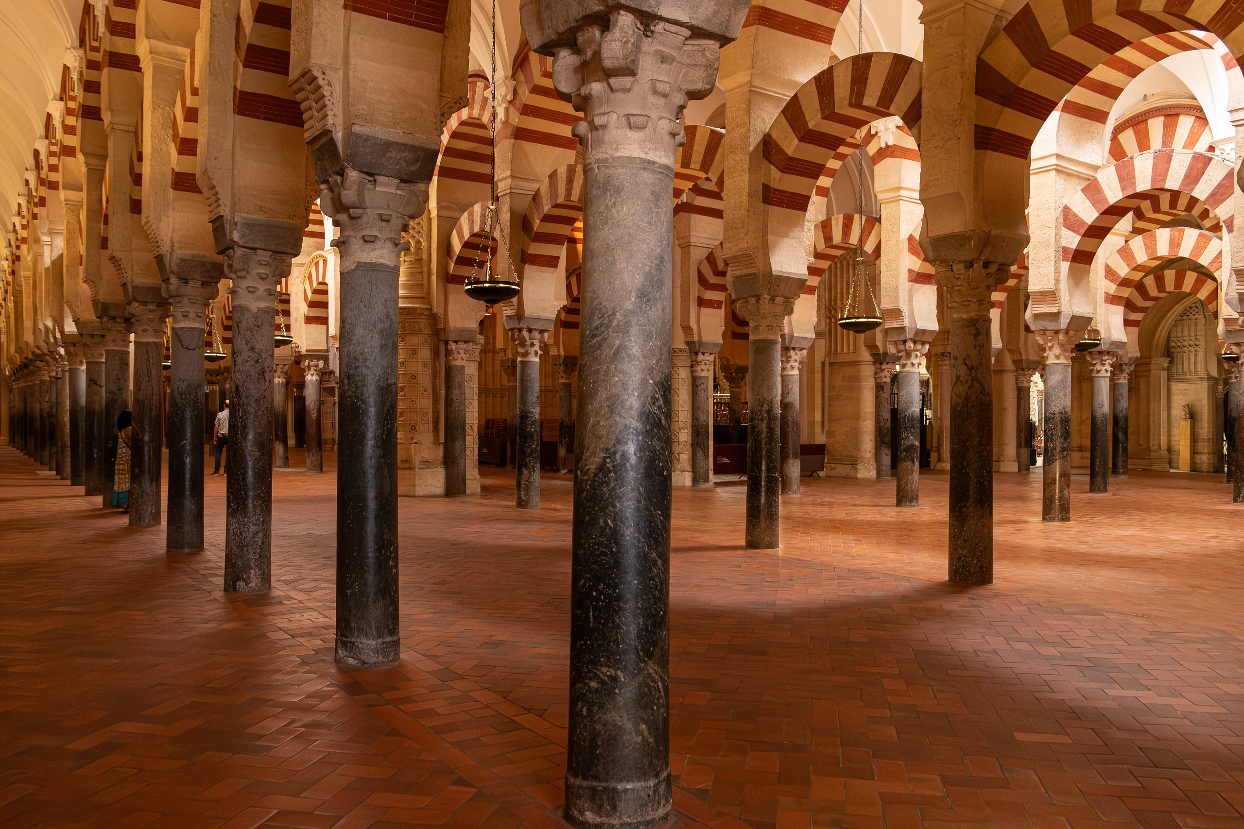Das Säulenmeer der Mezquita – unendliche rot-weiße Bögen